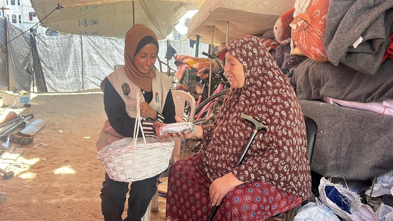 صورة حول : الهيئة الأردنية الهاشمية توزع وجبات ساخنة على الأسر المتضررة في شمال غزة"صور" الهيئة الأردنية الهاشمية توزع وجبات ساخنة على الأسر المتضررة في شمال غزة"صور"