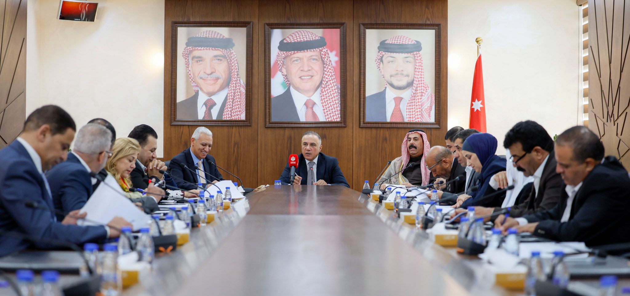 صورة حول : لجنة الرد على خطاب العرش تعد مقترح الصيغة بعد الاستماع لملاحظات النواب لجنة الرد على خطاب العرش تعد مقترح الصيغة بعد الاستماع لملاحظات النواب