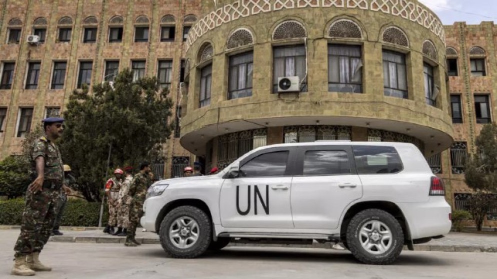 الحوثيون يحتجزون 9 موظفين جدد