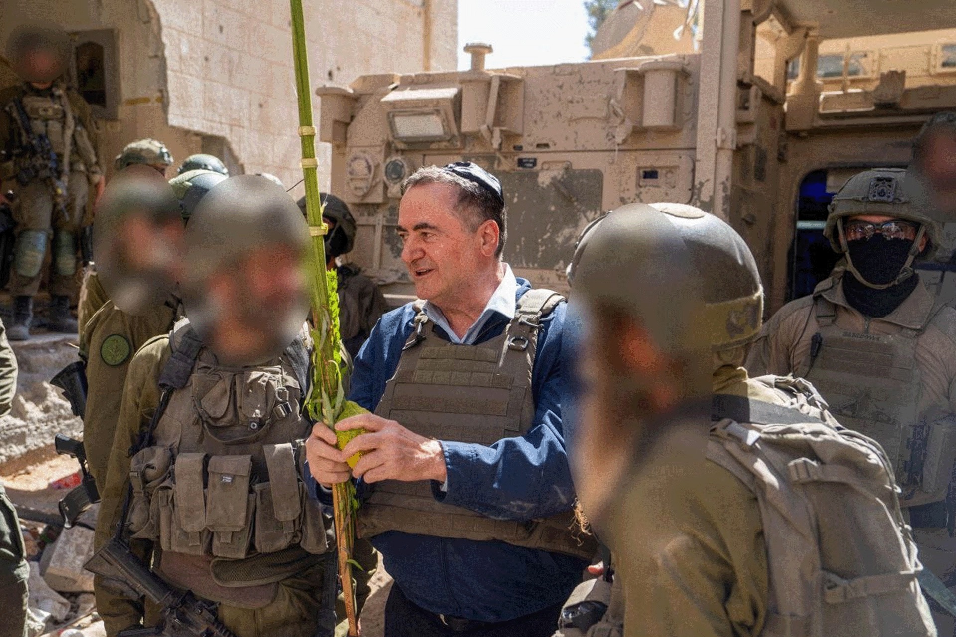 صورة حول : وزير الدفاع الإسرائيلي يتفقد قواته في غزة وزير الدفاع الإسرائيلي يتفقد قواته في غزة