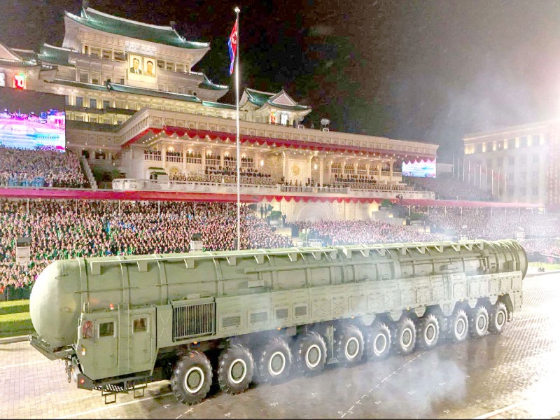 صورة حول : كيم جونج أون يشرف على عرض عسكري كيم جونج أون يشرف على عرض عسكري