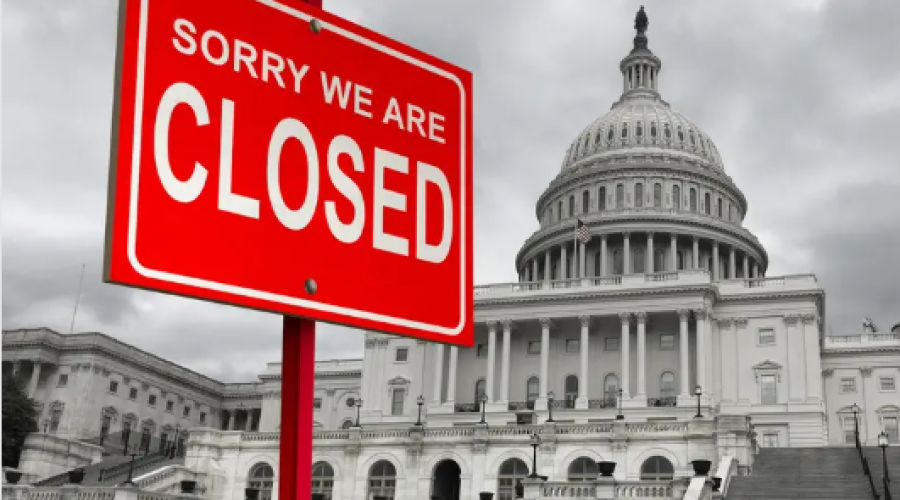 ترامب يتحدى الإغلاق الحكومي: أمر بصرف رواتب الجيش رغم الجمود السياسي