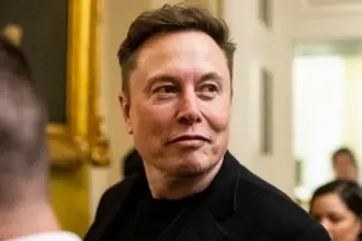 إيلون ماسك يقترب من القمر... ستارشيب تهبط بسلام بعد رحلتها الـ11