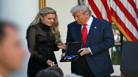 صورة حول : ترامب يقلد الراحل تشارلي كيرك أرفع وسام مدني أميركي ترامب يقلد الراحل تشارلي كيرك أرفع وسام مدني أميركي