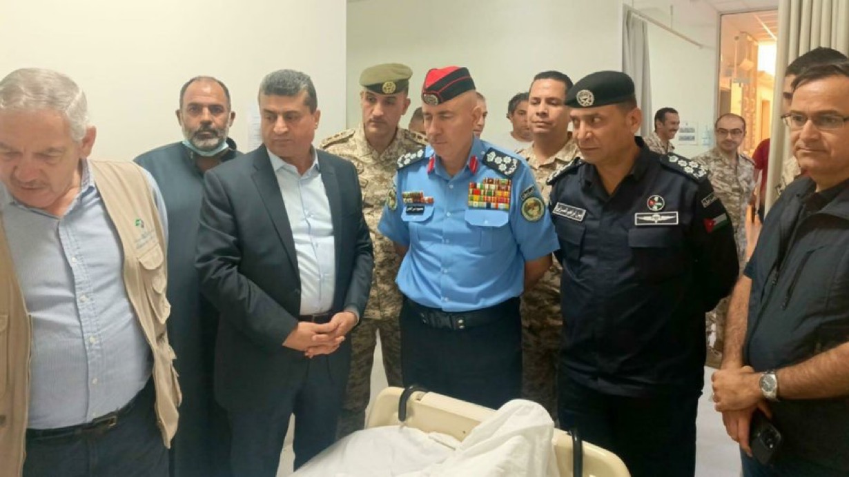 صورة حول : رئيس مجلس المفوضين ومحافظ العقبة يتفقدان مصابي حادث تسرب الغاز رئيس مجلس المفوضين ومحافظ العقبة يتفقدان مصابي حادث تسرب الغاز