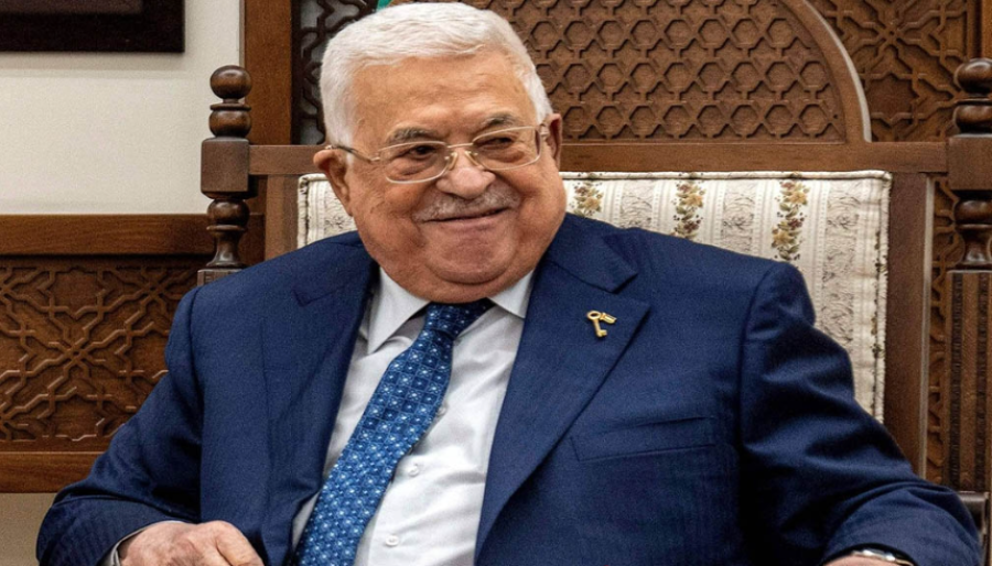 عباس يتسلم وسم اتحاد الكتاب الأفارقة