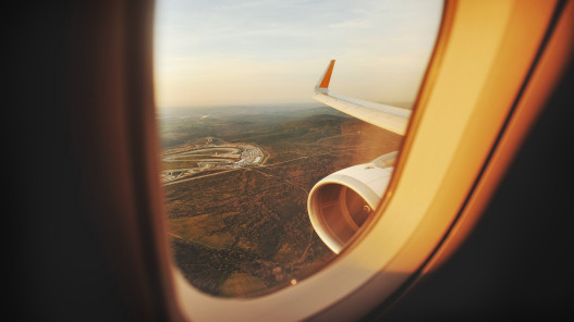 صورة حول : انحراف طائرة عن مدرج مطار سانت بطرسبرغ أثناء هبوطها انحراف طائرة عن مدرج مطار سانت بطرسبرغ أثناء هبوطها