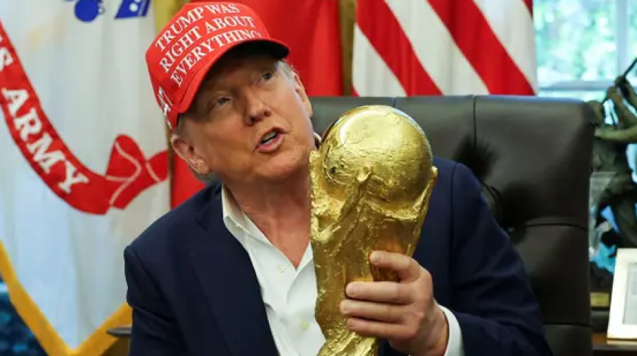 صورة حول : بعد الاحتجاجات… ترامب ينصب نفسه ملكا بعد الاحتجاجات… ترامب ينصب نفسه ملكا