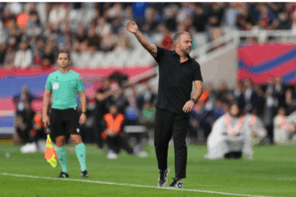 برشلونة يتحدّى العقوبات: فليك في طريقه للبرنابيو مهما كلف الأمر