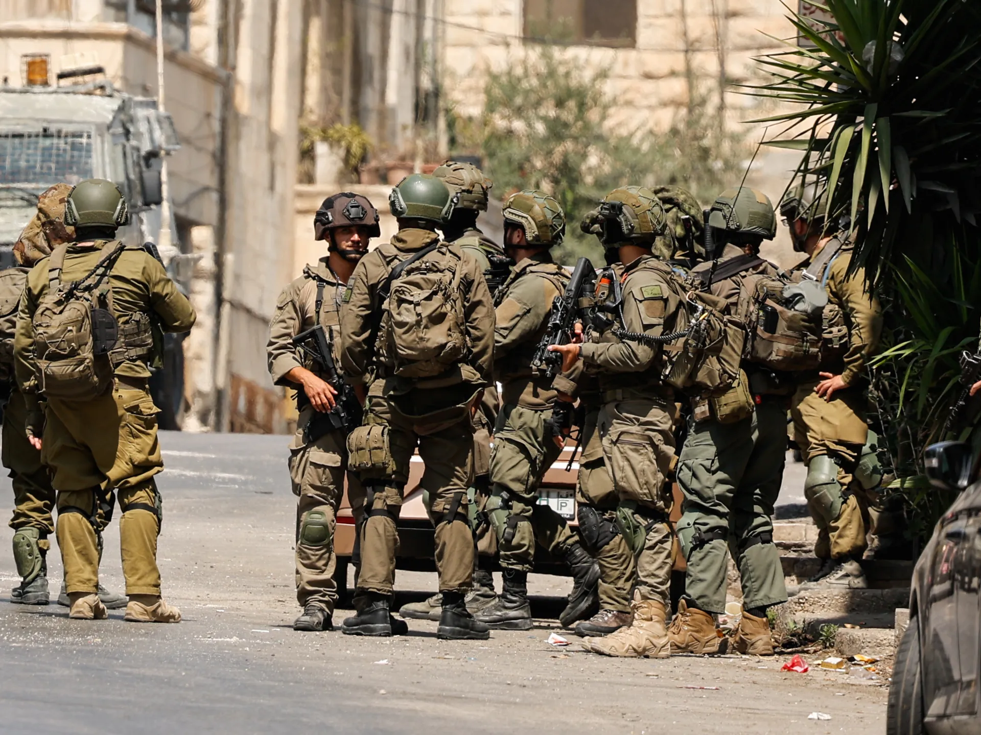 حملة اعتقالات واسعة بالضفة الغربية