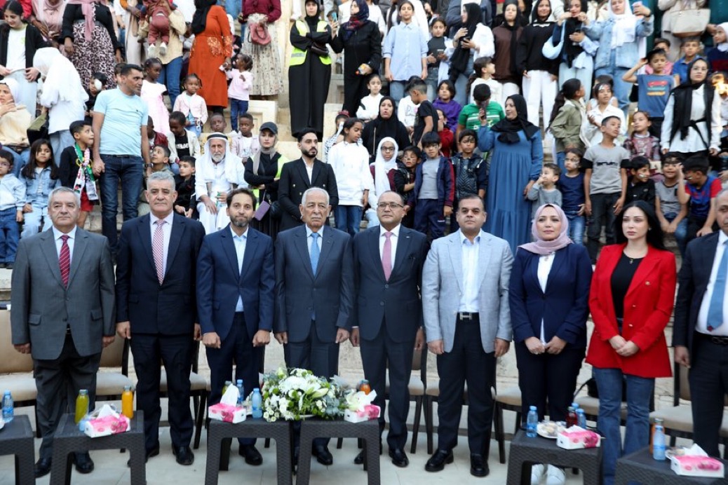 صورة حول : العيسوي يرعى انطلاق مبادرة "شاشة أمل العيسوي يرعى انطلاق مبادرة "شاشة أمل