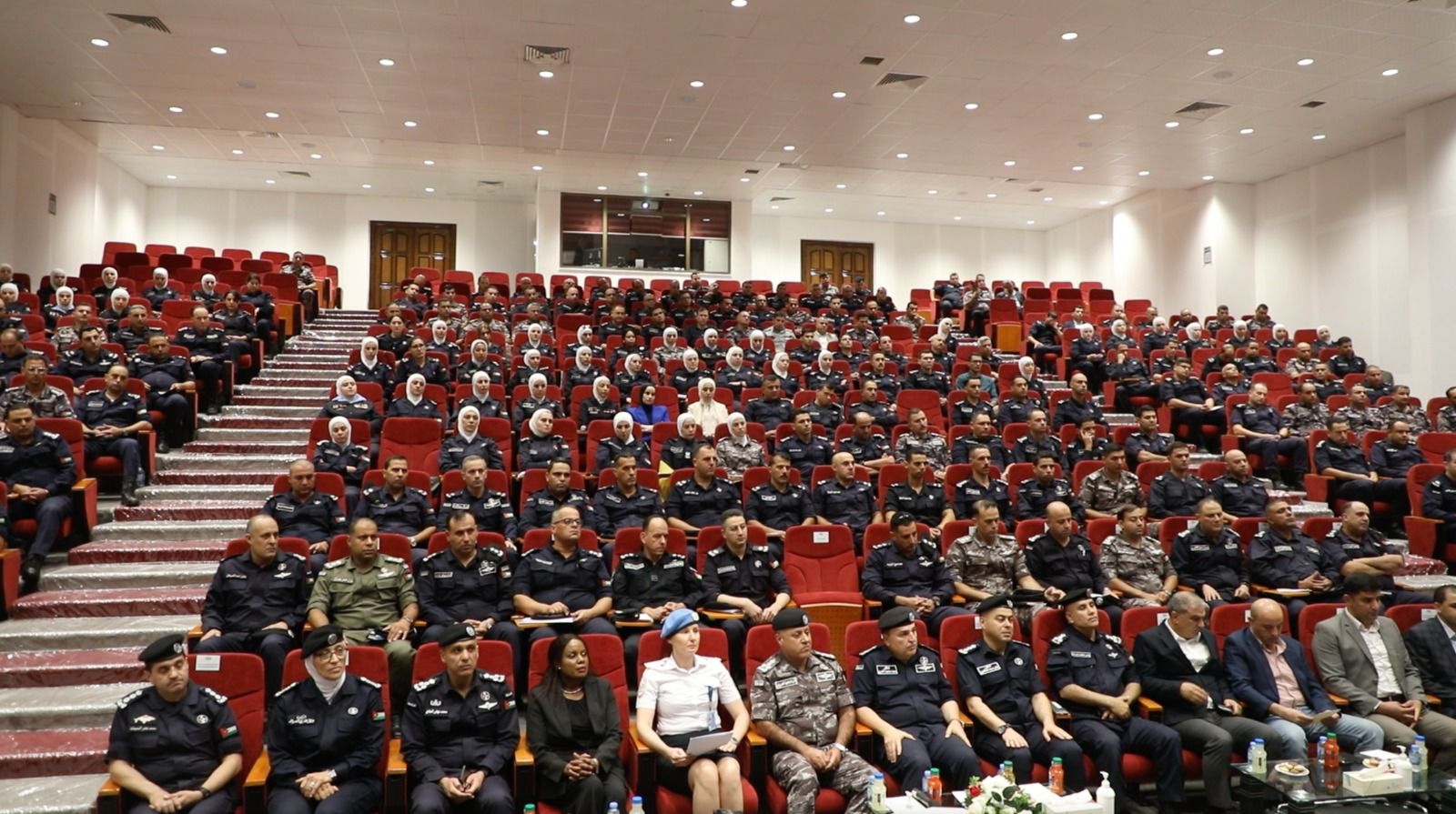صورة حول : الأمن العام ينظم ورشة عمل لتعزيز قدرات كوادره المشاركة في مهام حفظ السلام الدولية الأمن العام ينظم ورشة عمل لتعزيز قدرات كوادره المشاركة في مهام حفظ السلام الدولية