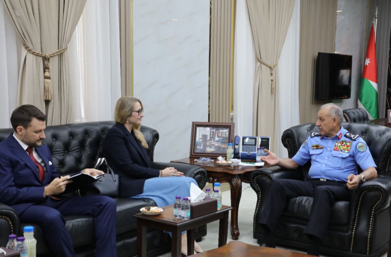 صورة حول : مدير الأمن العام يلتقي سفيرة جمهورية التشيك في عمّان مدير الأمن العام يلتقي سفيرة جمهورية التشيك في عمّان