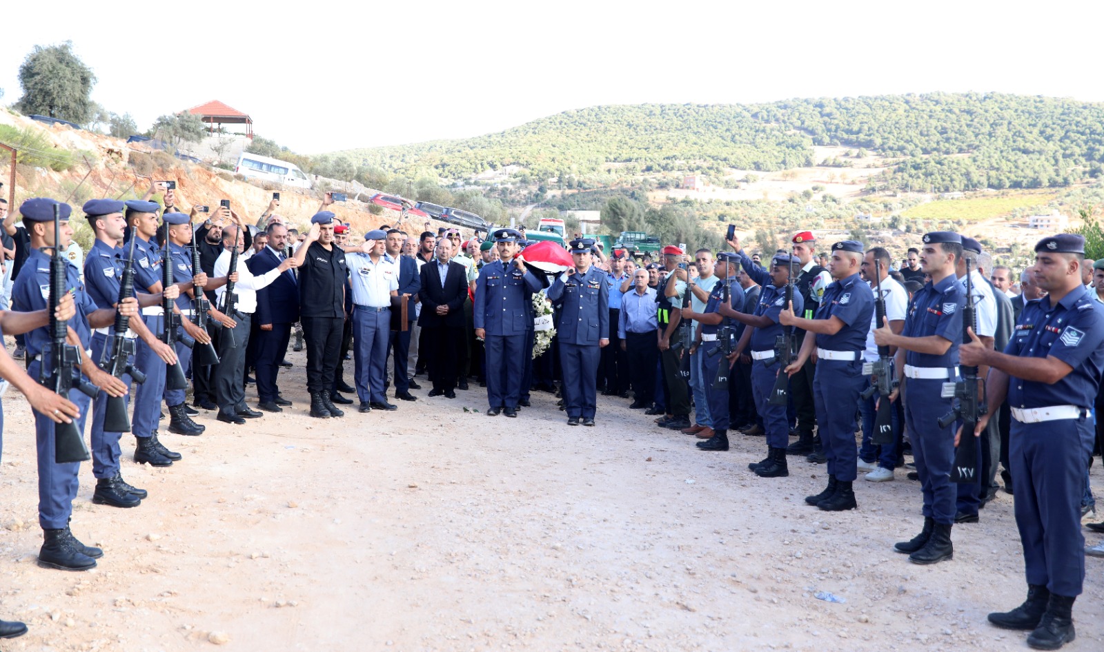 مندوبًا عن الملك وولي العهد… العيسوي يشارك في تشييع جثمان قائد سلاح الجو الأسبق اللواء القضاة