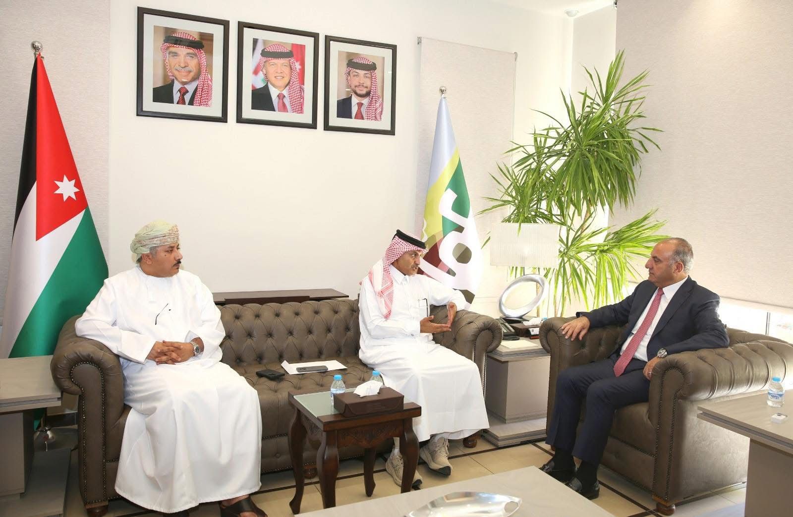 الشواربة يبحث مع سفيري قطر و عُمان سبل التعاون