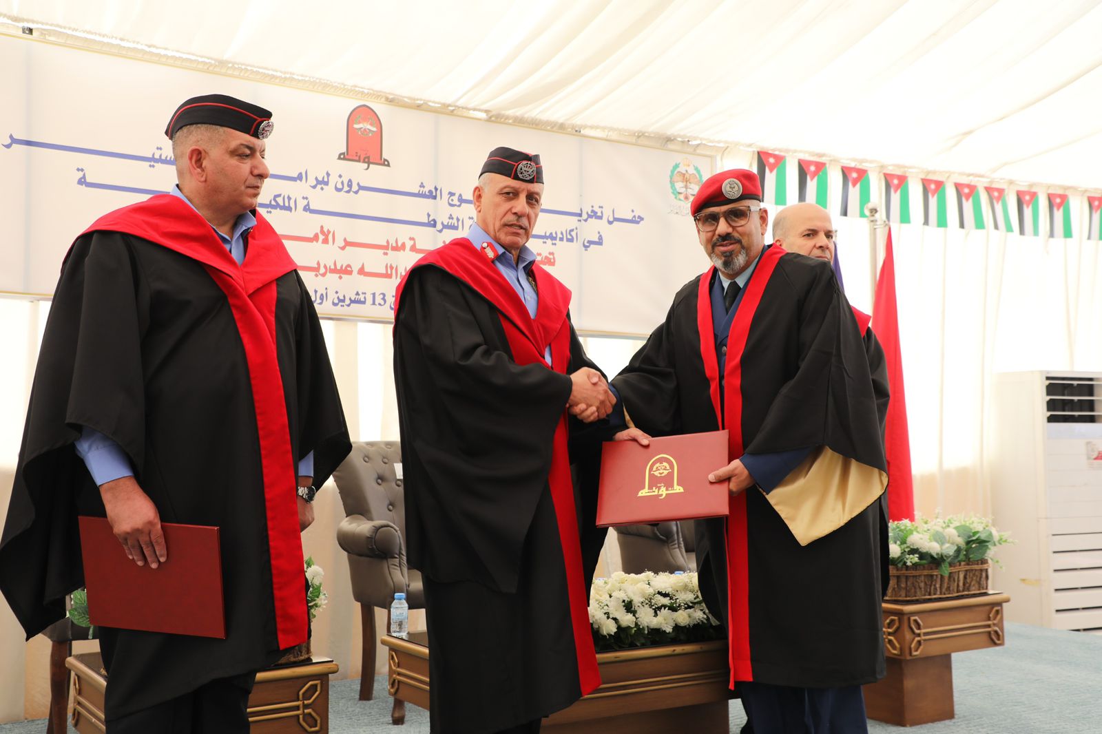 صورة حول : اللواء المعايطة يرعى حفل تخريج الفوج العشرين من طلبة الماجستير في أكاديمية الشرطة الملكية اللواء المعايطة يرعى حفل تخريج الفوج العشرين من طلبة الماجستير في أكاديمية الشرطة الملكية