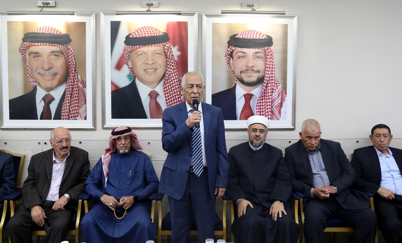 صورة حول : مندوبا عن الملك وولي العهد. العيسوي يعزي عشيرتي أبو الغنم والمبيضين والجندي مندوبا عن الملك وولي العهد. العيسوي يعزي عشيرتي أبو الغنم والمبيضين والجندي