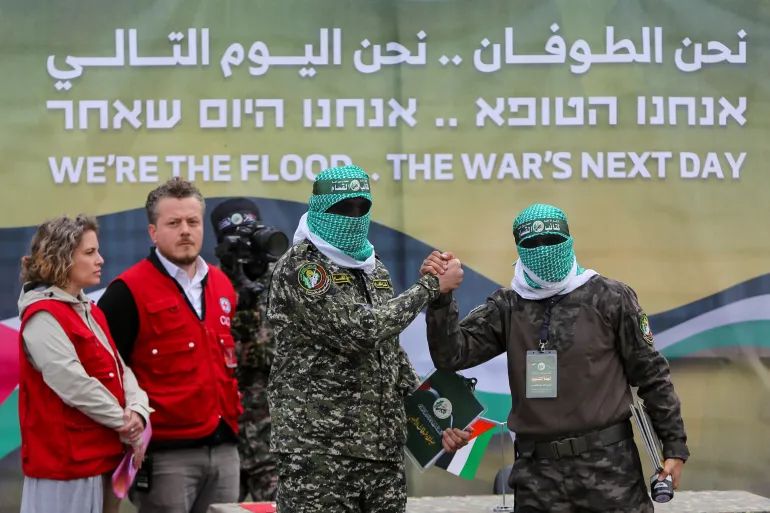 صورة حول : المقاومة تسلم الدفعة الأولى من الأسرى الإسرائيليين المقاومة تسلم الدفعة الأولى من الأسرى الإسرائيليين