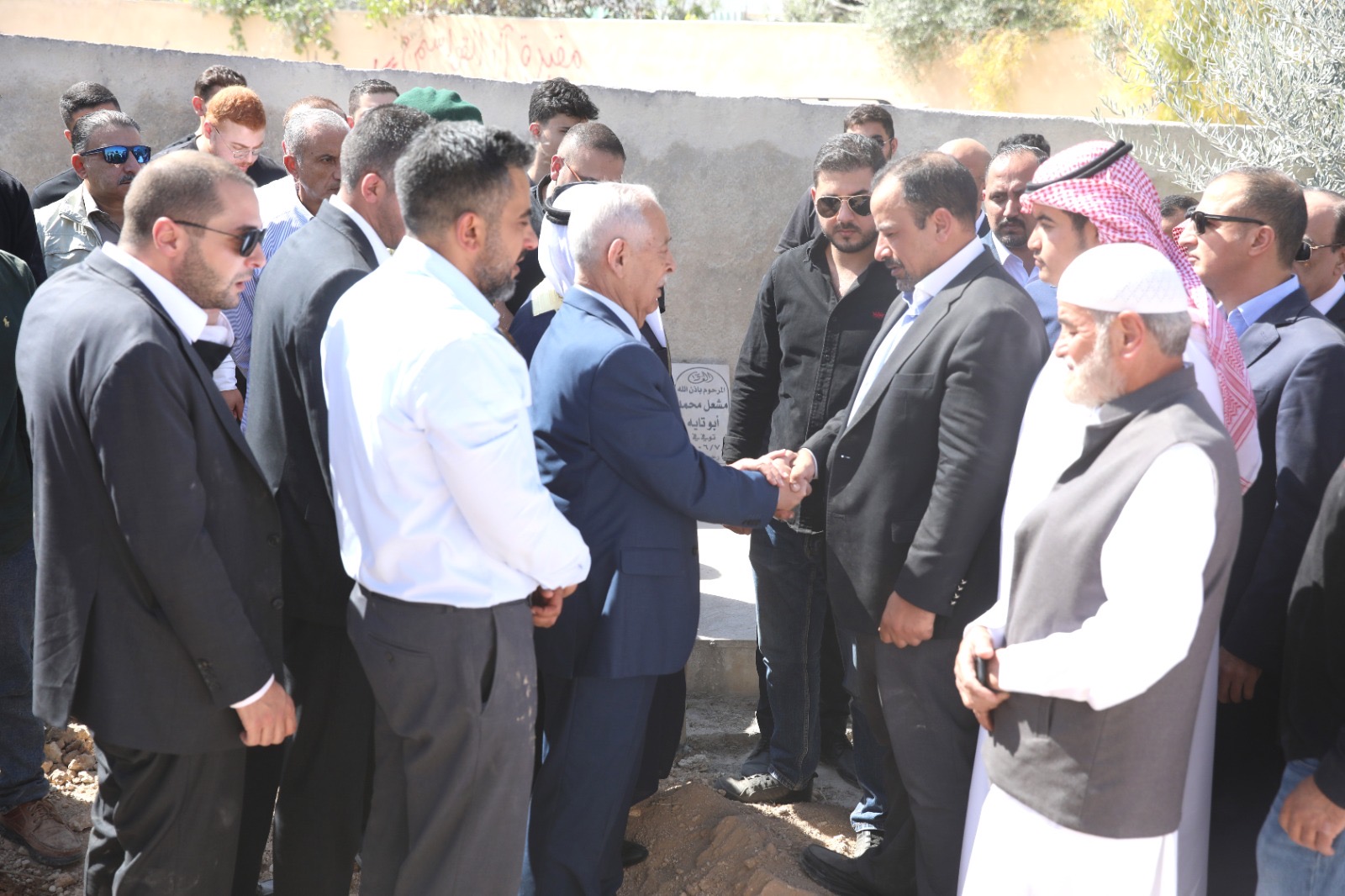 *مندوبًا عن الملك وولي العهد.. العيسوي يشارك في تشييع جثمان الشاب فواز أبو تايه*