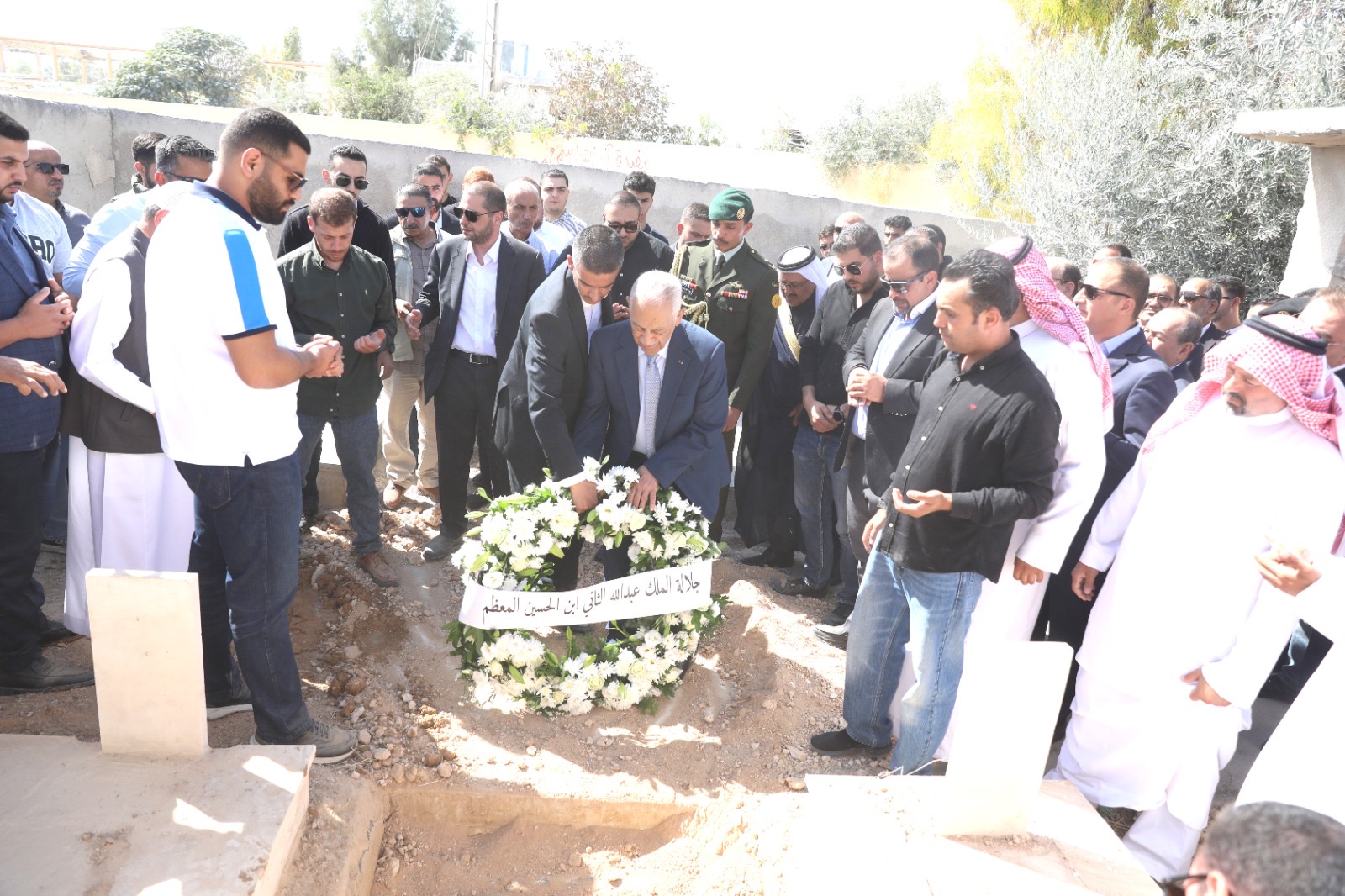 صورة حول : *مندوبًا عن الملك وولي العهد.. العيسوي يشارك في تشييع جثمان الشاب فواز أبو تايه* *مندوبًا عن الملك وولي العهد.. العيسوي يشارك في تشييع جثمان الشاب فواز أبو تايه*