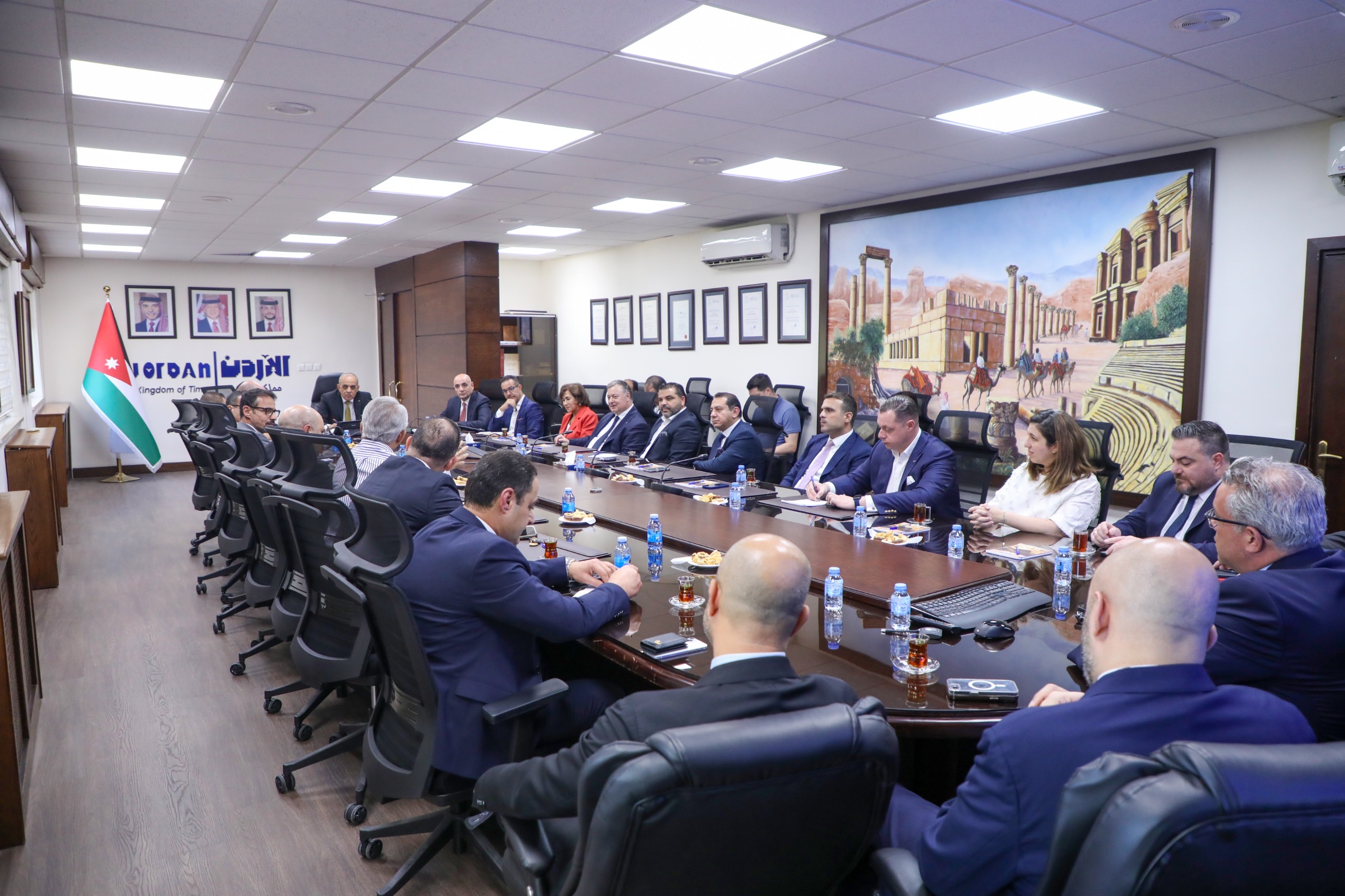 صورة حول : وزير السياحة والآثار يلتقي مديري فنادق الخمس نجوم وزير السياحة والآثار يلتقي مديري فنادق الخمس نجوم