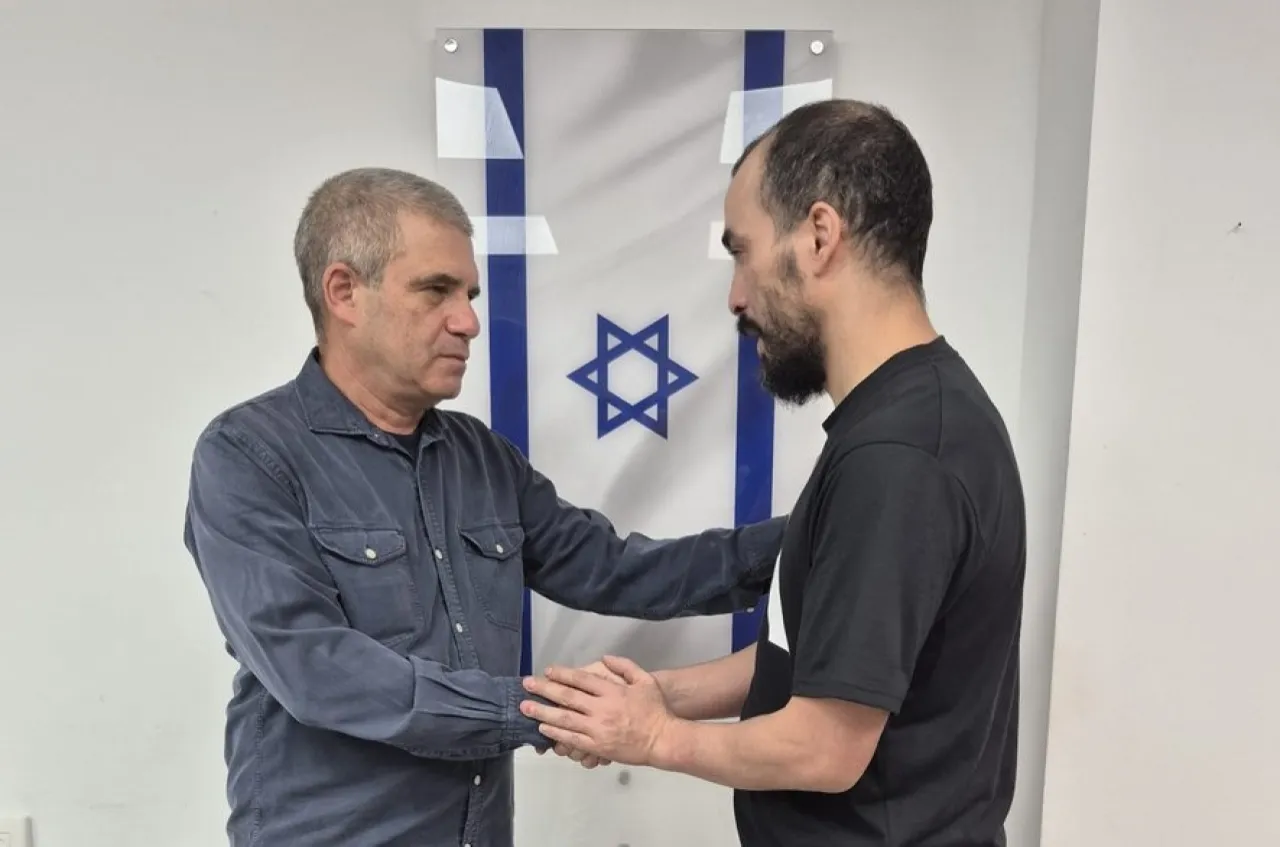 صورة حول : إعادة المواطن الإسرائيلي محمود سلامة من الأردن إعادة المواطن الإسرائيلي محمود سلامة من الأردن