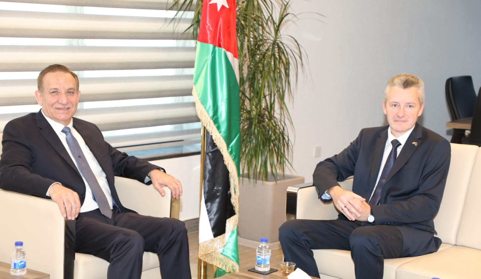 صورة حول : وزير الزراعة يلتقي السفير الهنغاري لتعزيز التعاون الزراعي وزير الزراعة يلتقي السفير الهنغاري لتعزيز التعاون الزراعي