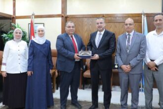 جامعة الزرقاء والجمعية العلمية الملكية تبحثان تعزيز التعاون البحثي