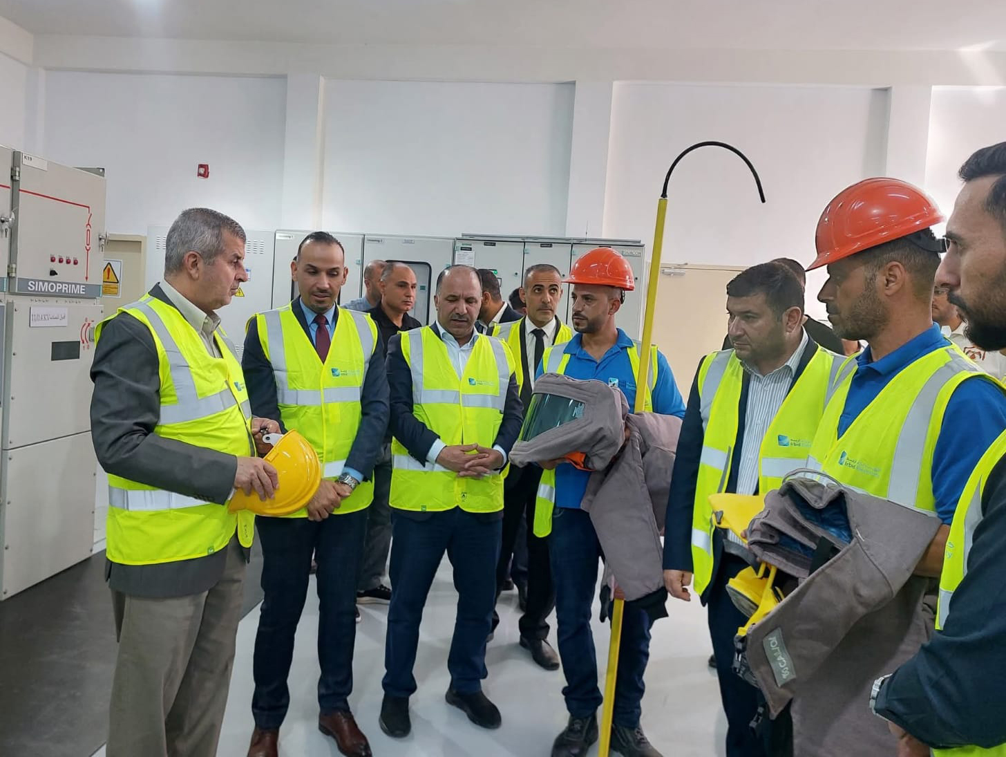 وزير الطاقة ورئيس تنظيم قطاع الطاقة يتفقدان محطات كهرباء إربد