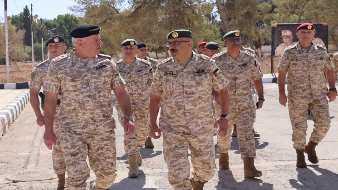 صورة حول : رئيس هيئة الأركان المشتركة يتفقد المنطقة العسكرية الشرقية ويطلع على أنظمة دفاع جوي حديثة رئيس هيئة الأركان المشتركة يتفقد المنطقة العسكرية الشرقية ويطلع على أنظمة دفاع جوي حديثة