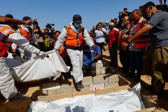 غزة تتسلم 15 جثمان شهيدًا.. وآثار التعذيب واضحة