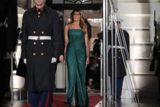 ميلانيا ترامب تبهر بإطلالة من توقيع إيلي صعب خلال العشاء الرسمي في البيت الابيض