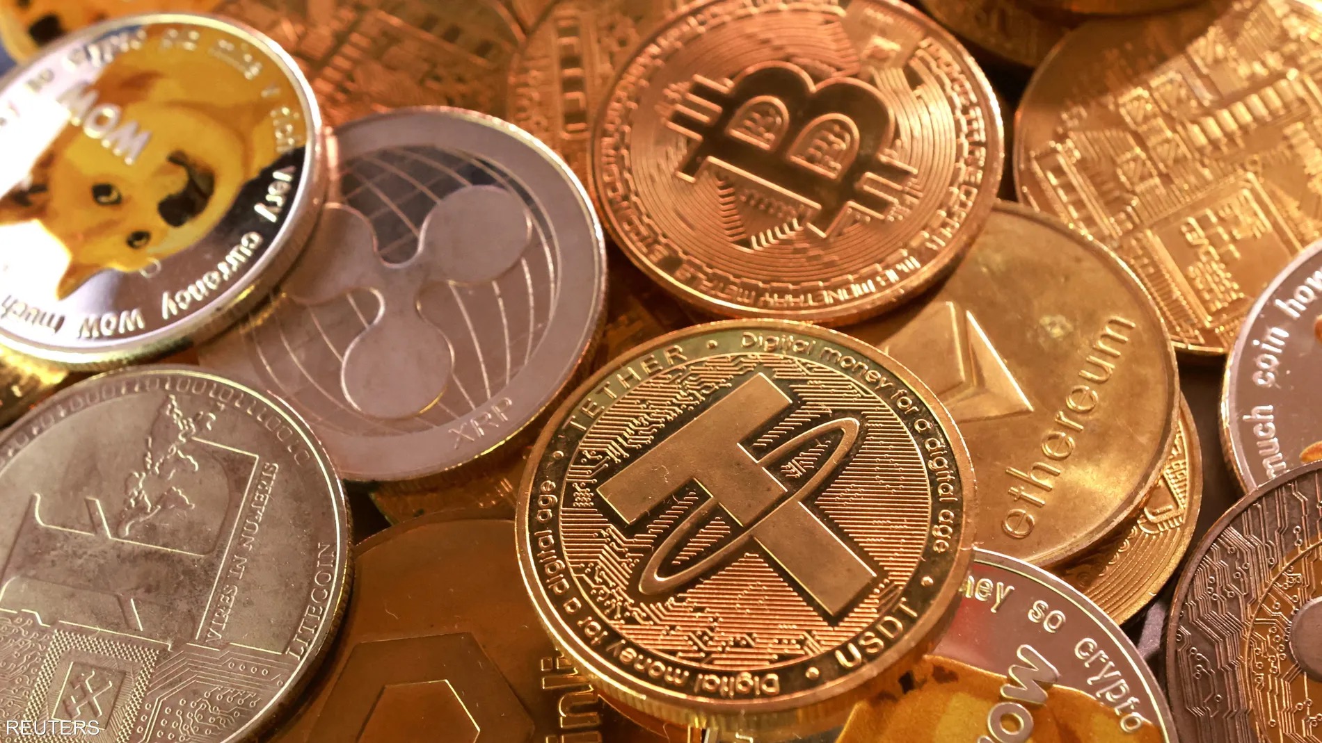 البتكوين تهوي دون 90 ألف دولار وتفقد مكاسب 2025