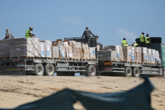 الولايات المتحدة تشرف على إدخال المساعدات إلى غزة بالتنسيق مع إسرائيل