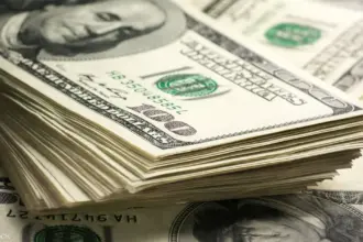 الدولار يرتفع بعد محضر الفيدرالي الأمريكي ويضغط على الين