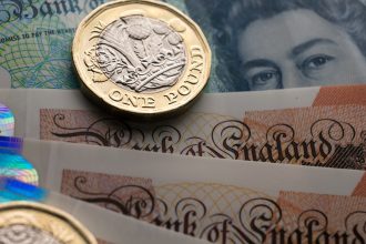 الجنيه الإسترليني يسجل انخفاضًا محدودًا أمام العملات الرئيسية
