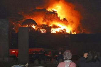 حريق هائل يدمر 170 منزلاً ويُجبر السكان على الإخلاء في اليابان