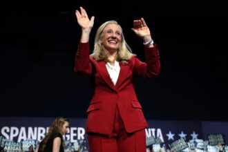 أبيغيل سبانبرغ: من الاستخبارات إلى أول حاكمة لولاية فرجينيا