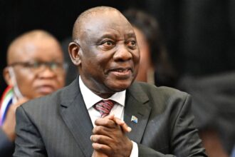 رئيس جنوب إفريقيا يفتح تحقيقاً بعد وصول 150 فلسطينياً من غزة بطريقة غامضة