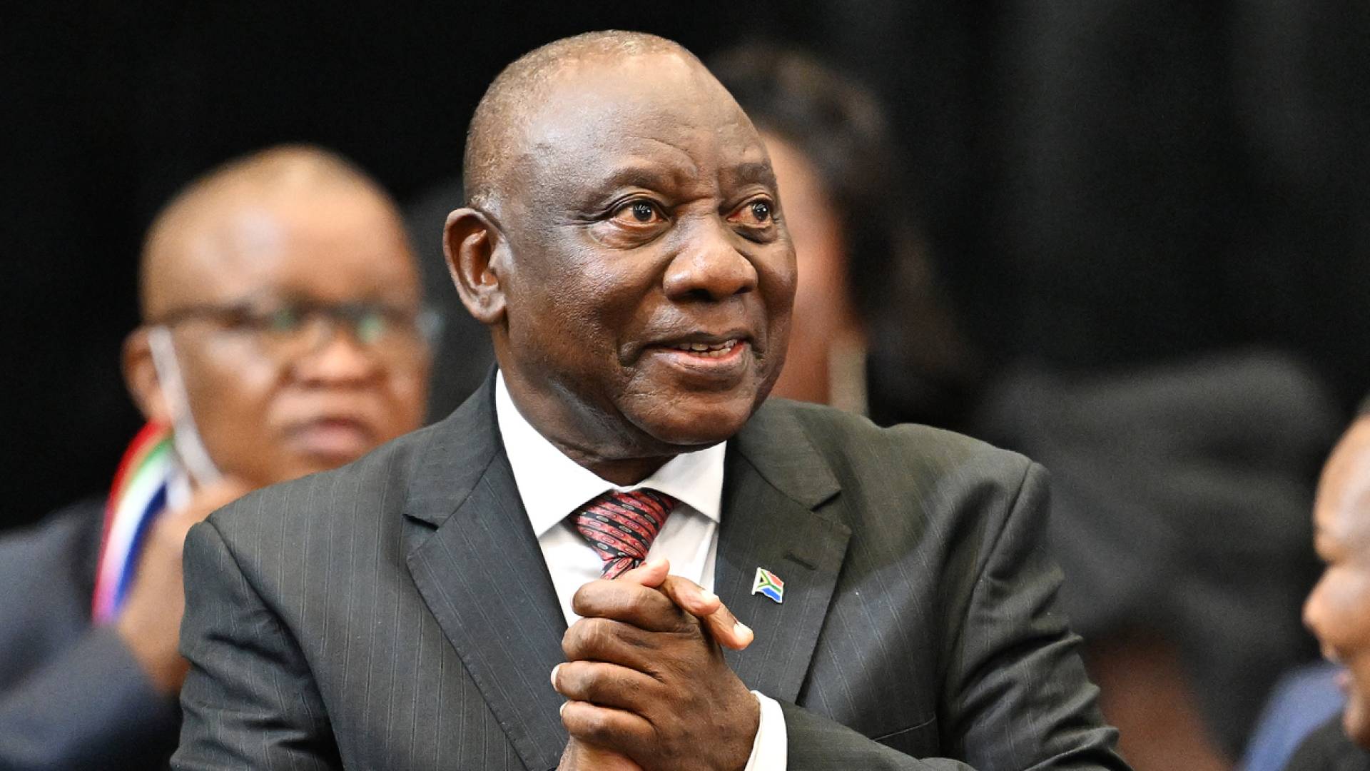 صورة حول : رئيس جنوب إفريقيا يفتح تحقيقاً بعد وصول 150 فلسطينياً من غزة بطريقة غامضة رئيس جنوب إفريقيا يفتح تحقيقاً بعد وصول 150 فلسطينياً من غزة بطريقة غامضة