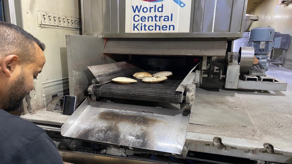 صورة حول : المخبز الأردني المتنقل في غزة ينتج أكثر من 11 مليون رغيف منذ بداية العام نص الخبر: أنتج المخبز الأردني المتنقل في قطاع غزة نحو 11,797,580 رغيف خبز منذ بدء عملياته في كانون الثاني من العام الحالي، وفق ما أعلنت منظمة المطبخ المركزي العالمي، المشرفة على تشغيل المخبز. وقالت المنظمة إن المخبز ينتج نحو 70 ألف رغيف يومياً، ويعمل على مدار الساعة لتلبية احتياجات الأشقاء في مختلف مناطق غزة وضمان استمرار الإمدادات دون انقطاع. ووصل المخبز الأردني المتنقل إلى غزة في 24 كانون الأول 2024 بتوجيهات ملكية سامية، بهدف التخفيف من معاناة سكان القطاع. يذكر أن منظمة المطبخ المركزي العالمي هي منظمة دولية غير حكومية تقدم وجبات ومساعدات غذائية للمتضررين من النزاعات والكوارث في أنحاء العالم المخبز الأردني المتنقل في غزة ينتج أكثر من 11 مليون رغيف منذ بداية العام نص الخبر: أنتج المخبز الأردني المتنقل في قطاع غزة نحو 11,797,580 رغيف خبز منذ بدء عملياته في كانون الثاني من العام الحالي، وفق ما أعلنت منظمة المطبخ المركزي العالمي، المشرفة على تشغيل المخبز. وقالت المنظمة إن المخبز ينتج نحو 70 ألف رغيف يومياً، ويعمل على مدار الساعة لتلبية احتياجات الأشقاء في مختلف مناطق غزة وضمان استمرار الإمدادات دون انقطاع. ووصل المخبز الأردني المتنقل إلى غزة في 24 كانون الأول 2024 بتوجيهات ملكية سامية، بهدف التخفيف من معاناة سكان القطاع. يذكر أن منظمة المطبخ المركزي العالمي هي منظمة دولية غير حكومية تقدم وجبات ومساعدات غذائية للمتضررين من النزاعات والكوارث في أنحاء العالم