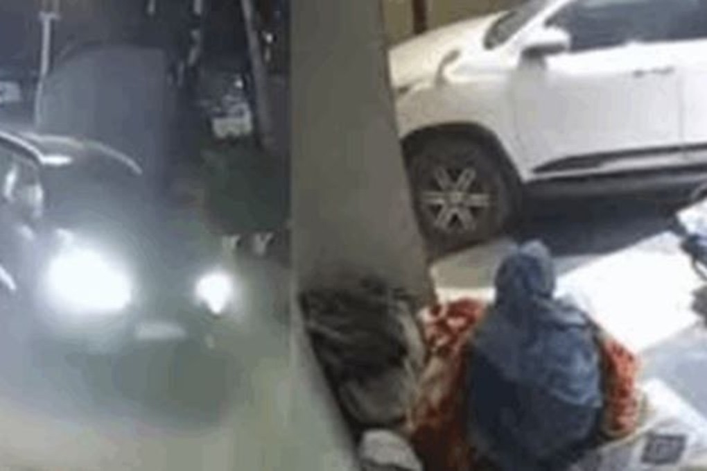 سيارة تقتحم منزل مسنة بالهند