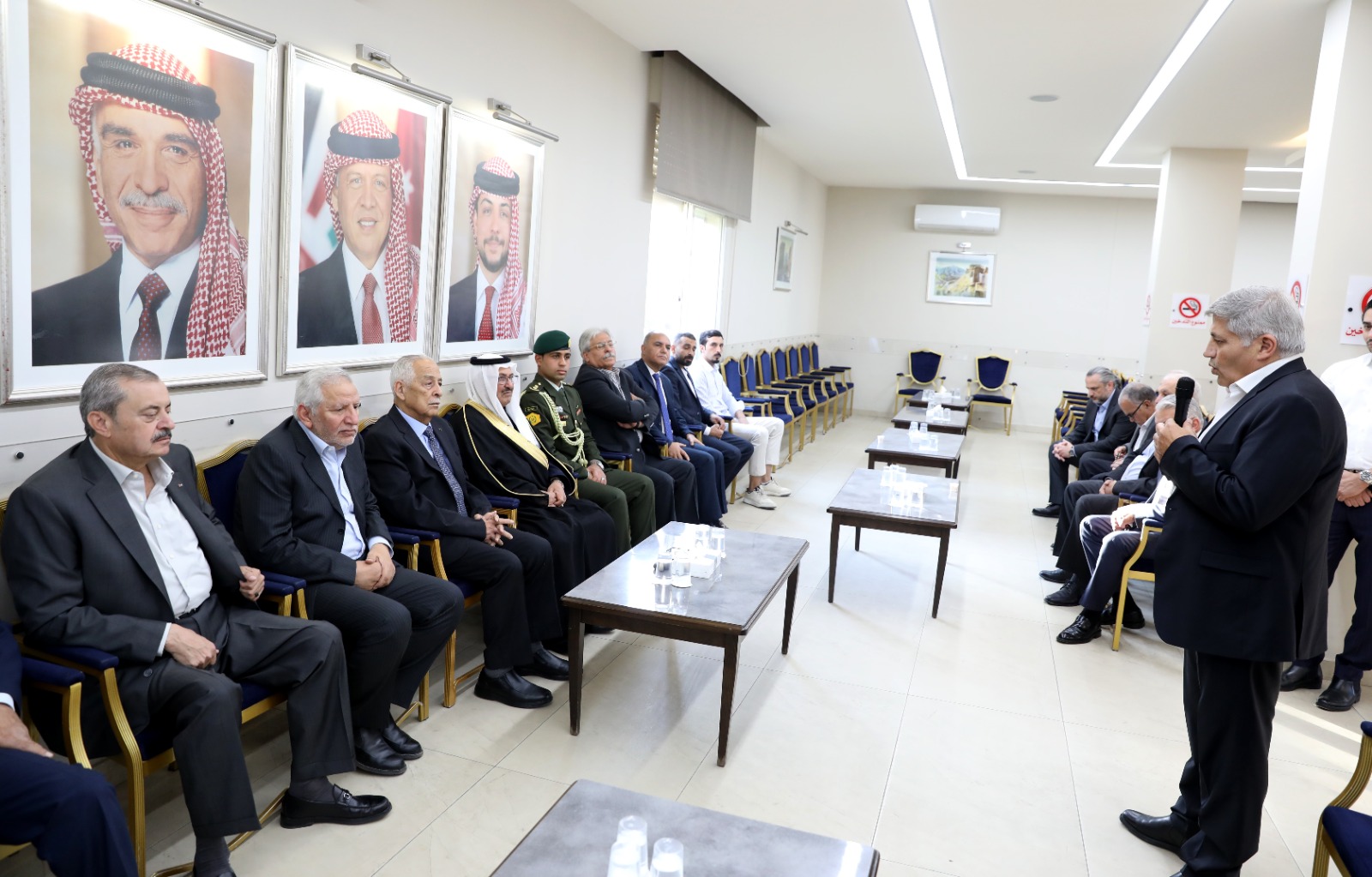 *مندوبا عن الملك وولي العهد. العيسوي يعزي عشيرتي الفاعوري والمبيضين*