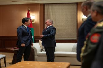 الملك يبحث مع وزير الدفاع الياباني التطورات الإقليمية وفرص تعزيز التعاون العسكري