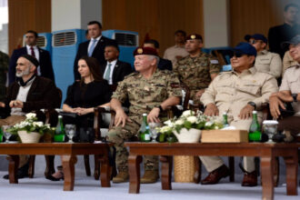عاجل | الملك والرئيس الإندونيسي يشهدان تمرينًا مشتركًا للطائرات المسيرة