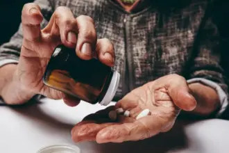 بلع الحبوب قد يضر المريء… كيف تتجنب الأضرار؟