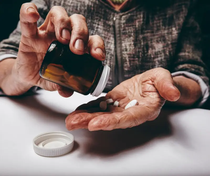 بلع الحبوب قد يضر المريء… كيف تتجنب الأضرار؟