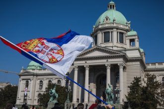 البرلمان الصربي يسرع هدم المقر العسكري القديم في بلغراد