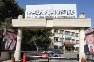 التعليم العالي تصرف مستحقات طلبة المنح والقروض