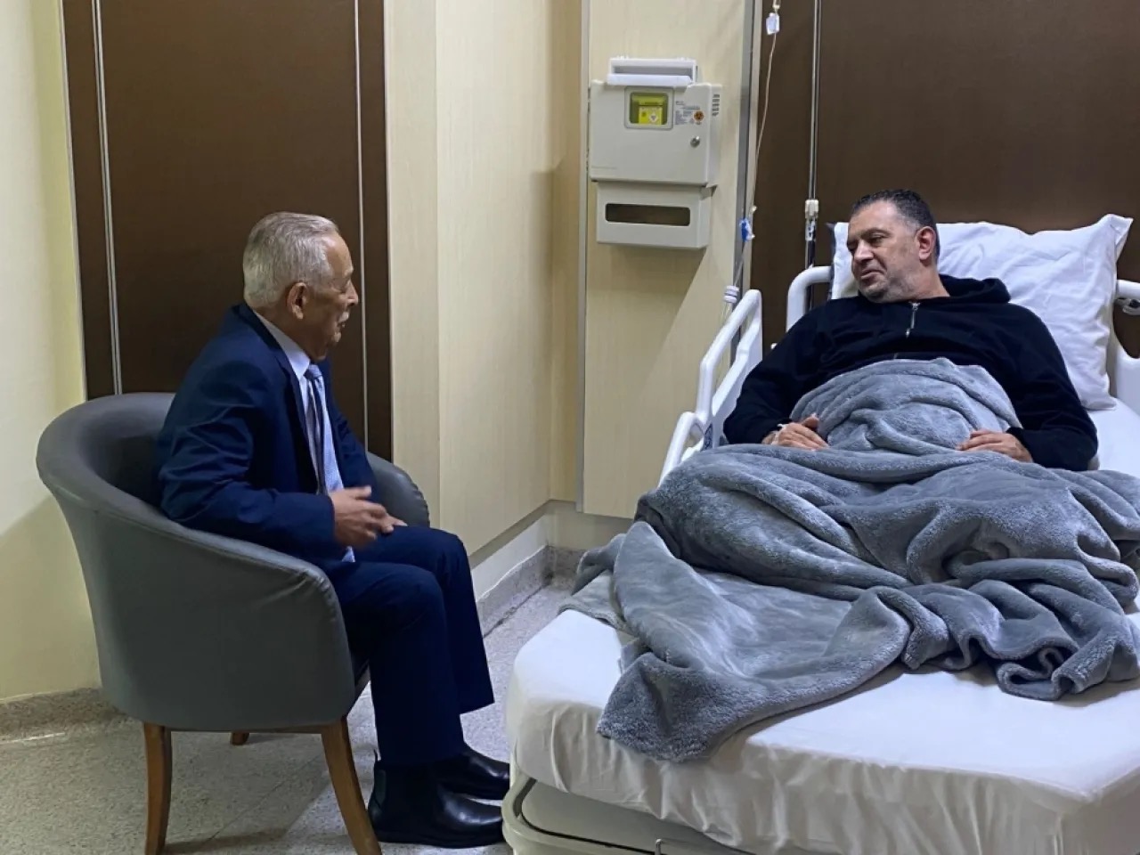 صورة حول : العيسوي يطمئن على صحة الوزير الأسبق نضال البطاينة العيسوي يطمئن على صحة الوزير الأسبق نضال البطاينة